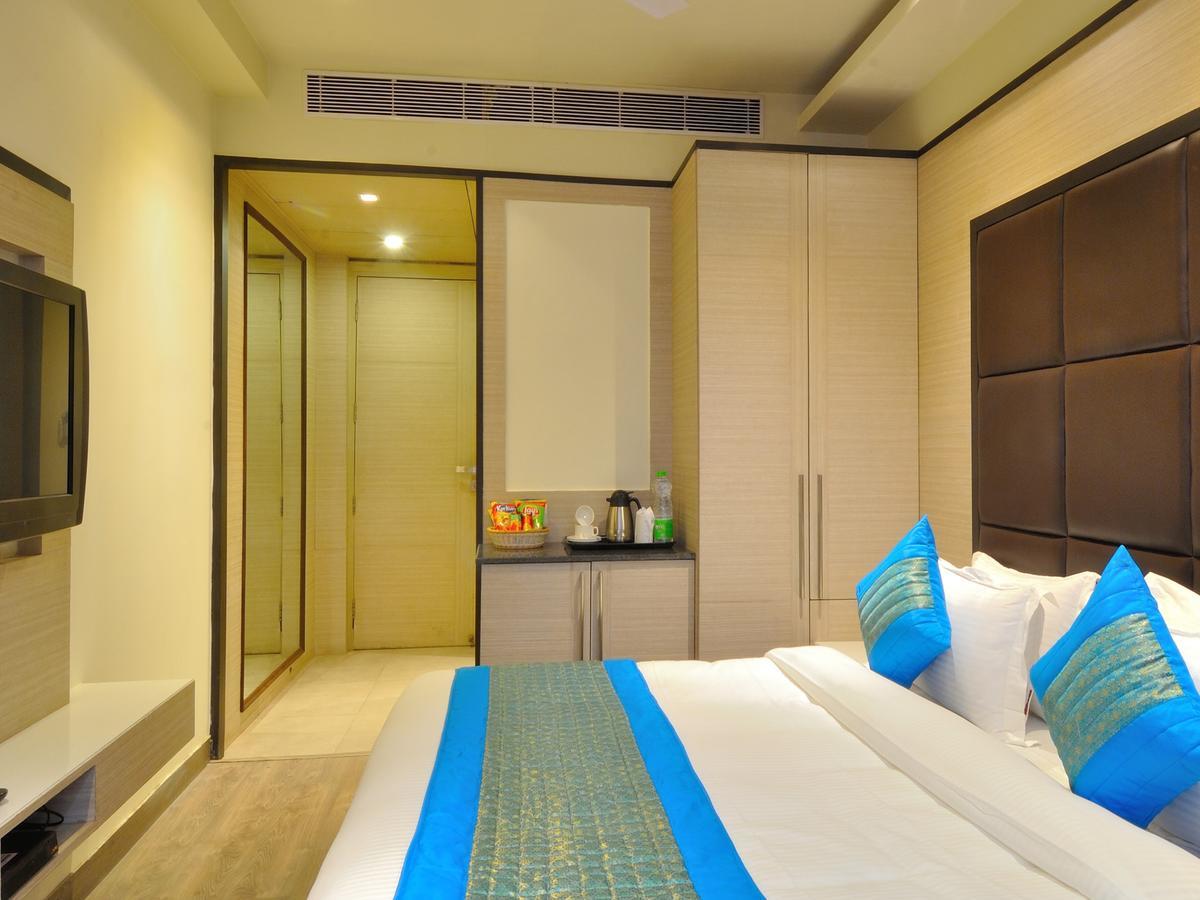 Hotel Royal Grand - Opposite Axis Bank East Patel Nagar Нью-Дели Экстерьер фото