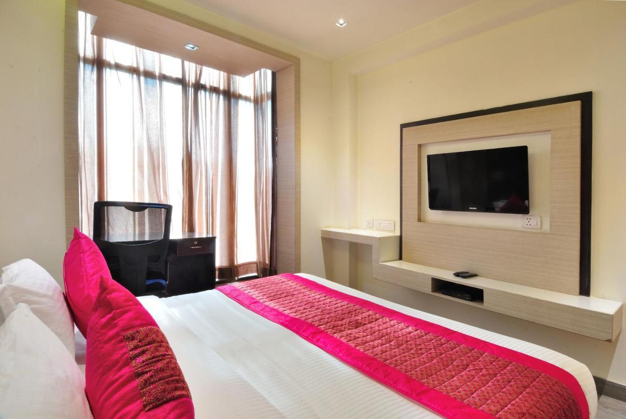 Hotel Royal Grand - Opposite Axis Bank East Patel Nagar Нью-Дели Экстерьер фото